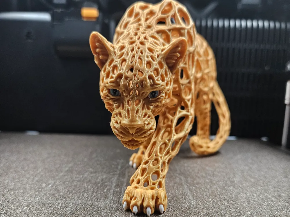 Onça impressa em 3D com estrutura em malha voronoi dourada